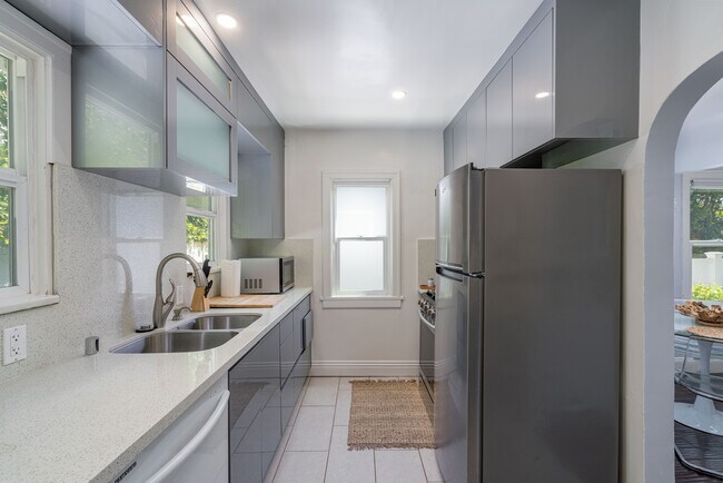 Foto del edificio - 8061 Waring Ave