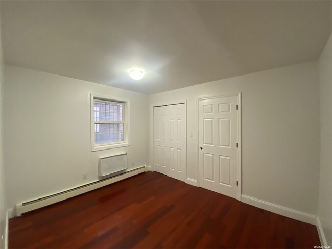 Building Photo - 170-28 Cedarcroft Rd