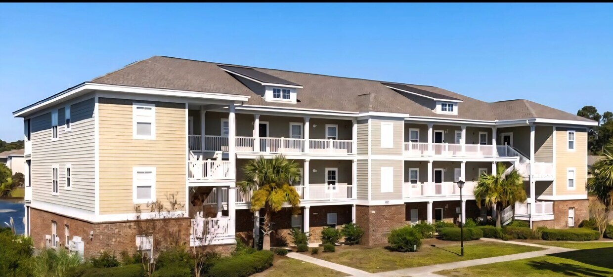 Primary Photo - Beautiful 2BR/2BA Condo with Scenic Pond V...