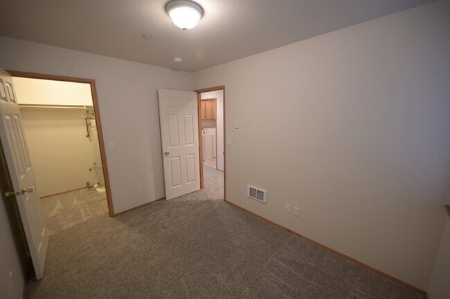 Foto del edificio - Super clean 2 bed 1 bath apartment in Port...