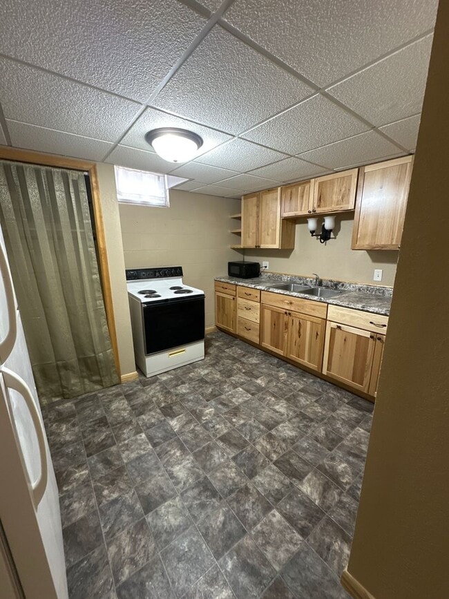 Building Photo - EZ - 202 Triplex