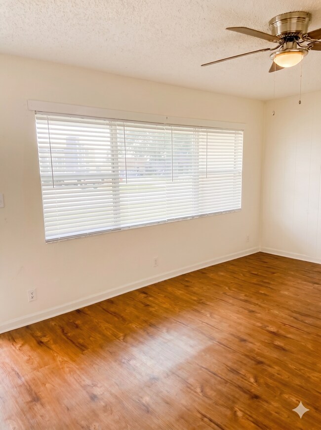 Foto del edificio - Spacious 3-Bedroom Home in Prime Pinellas Park Location – 1,354 Sq Ft