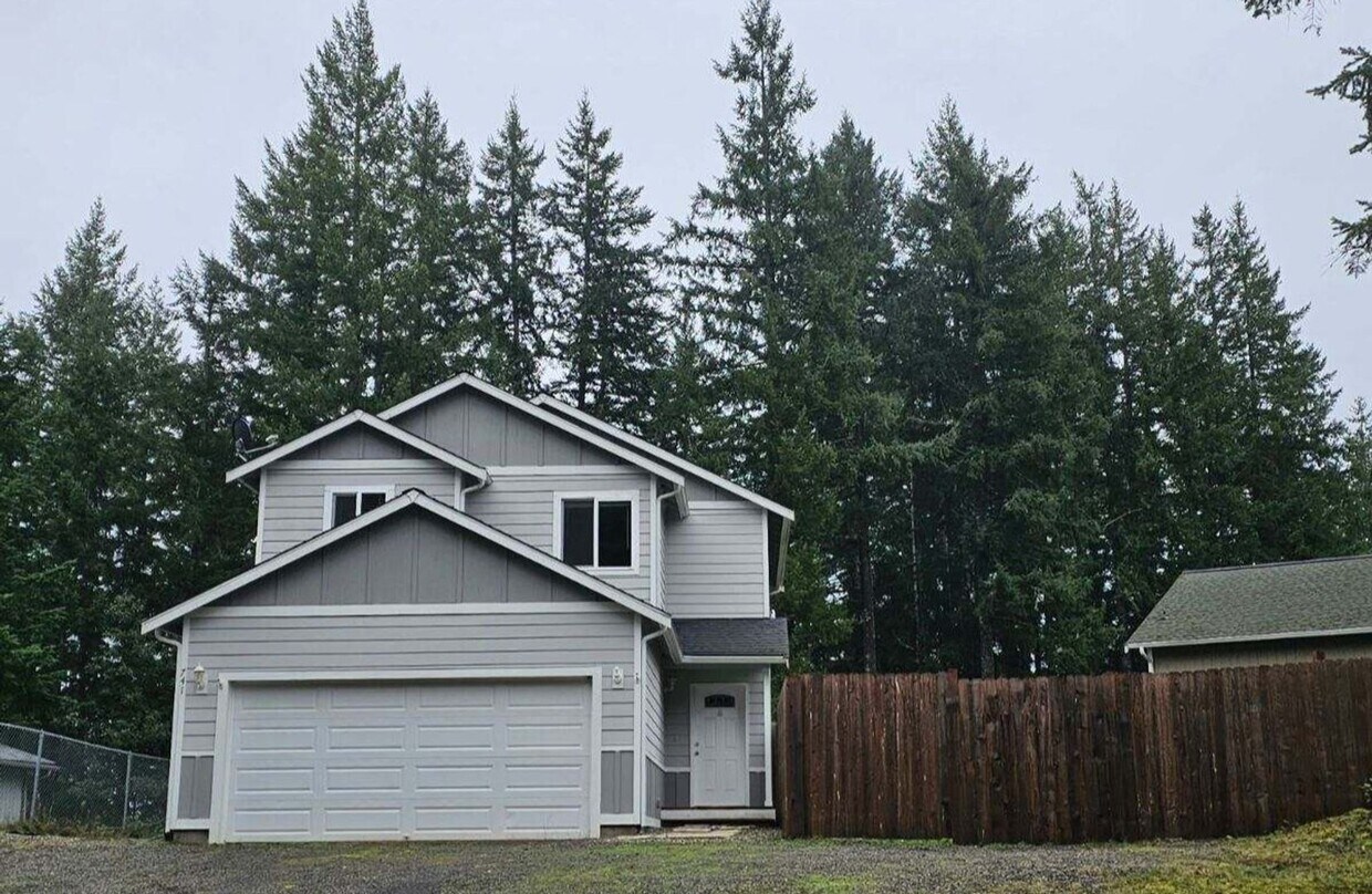 3 br, 2.5 bath House 741 NE Larson Blvd House Rental in Belfair, WA