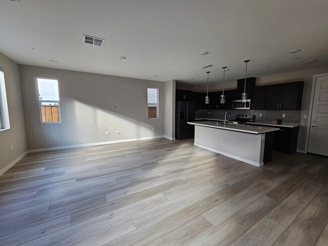 Sala de estar con cocina abierta - 5382 Shenandoah Valley Ln