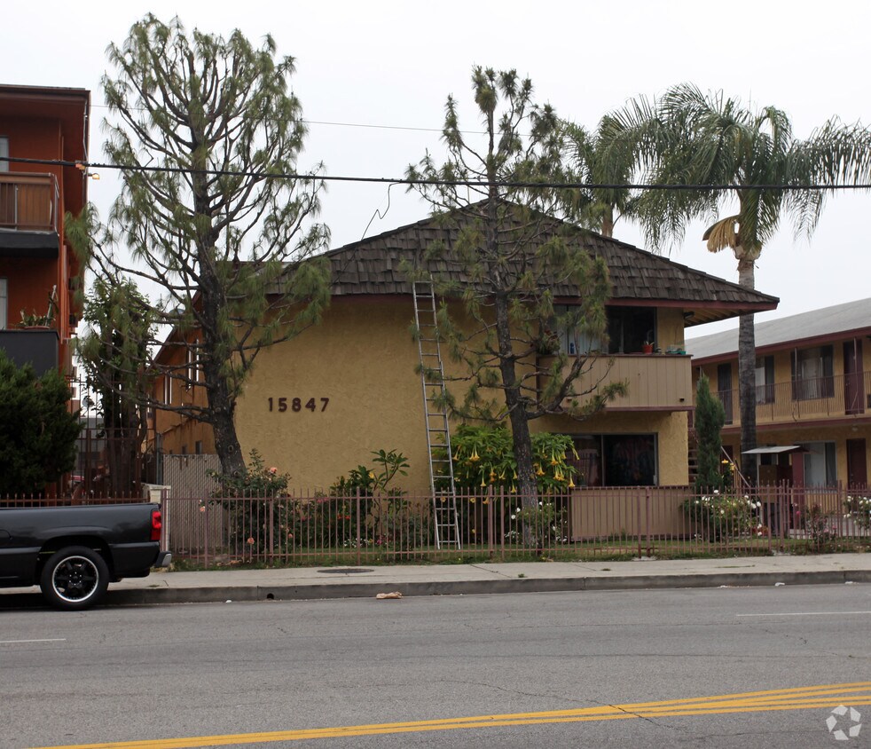 Building Photo - 15847 Saticoy St