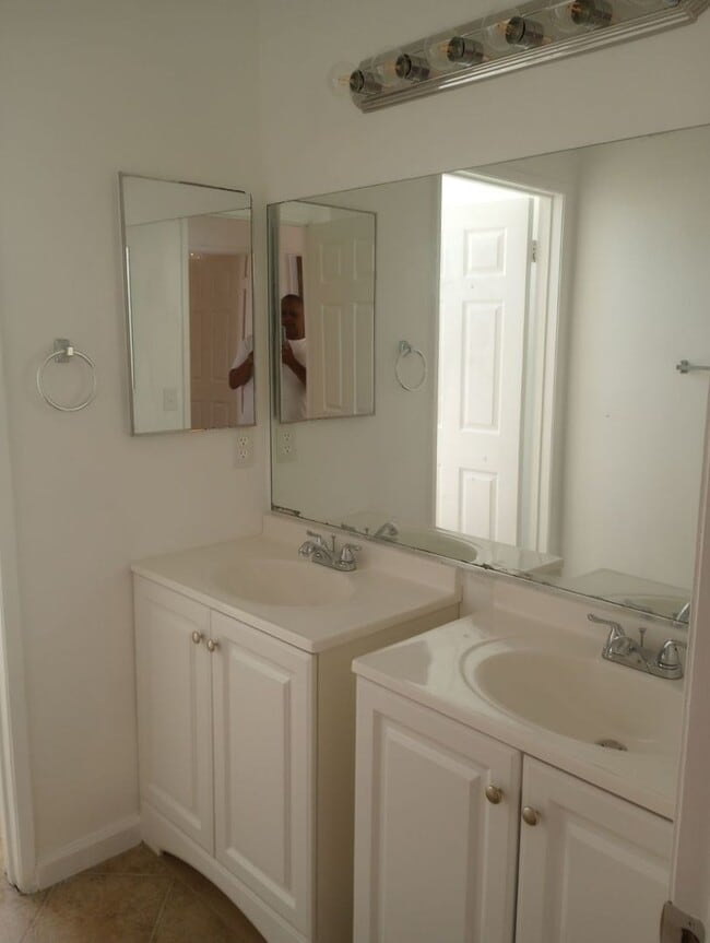 Building Photo - Spacious 4-Bedroom Home with Office, 3 Full Baths, and Modern Amenities