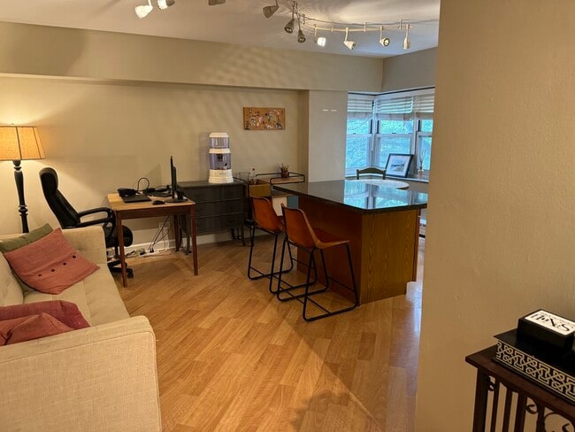 Foto del edificio - 4970 N Marine Dr