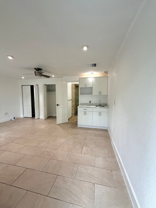 Building Photo - 925 SW 94th Ave