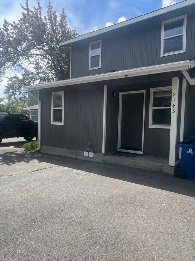 Building Photo - Quartz Ave 3plex/Ariserem-014