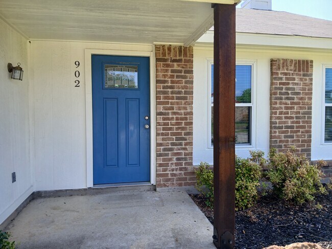 Building Photo - 902 Rocky Creek Ln
