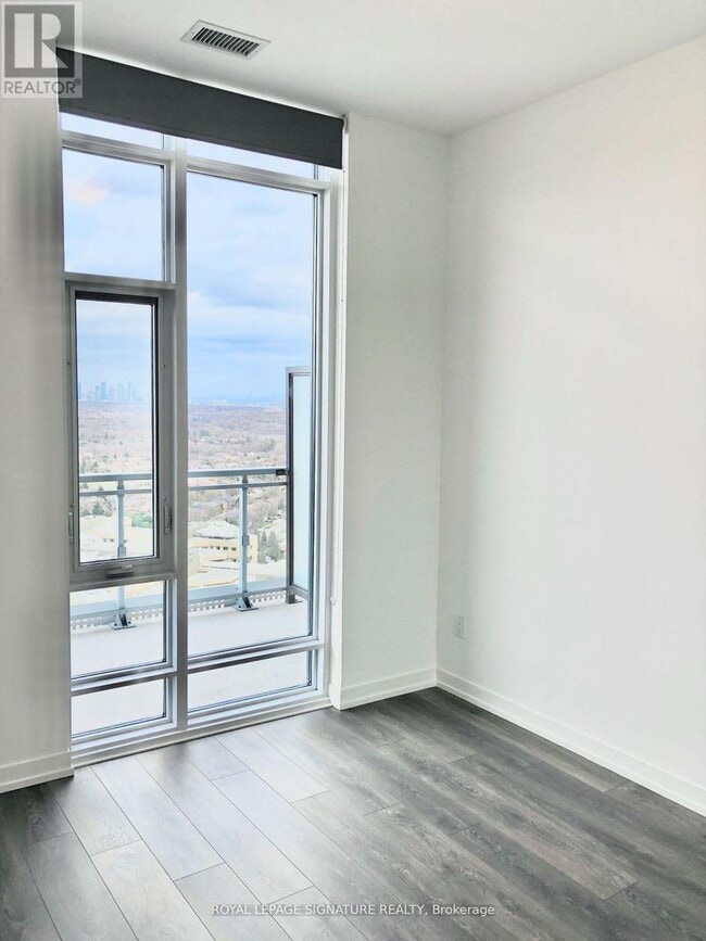 Photo du bâtiment - 2520-2520 Eglinton Ave W