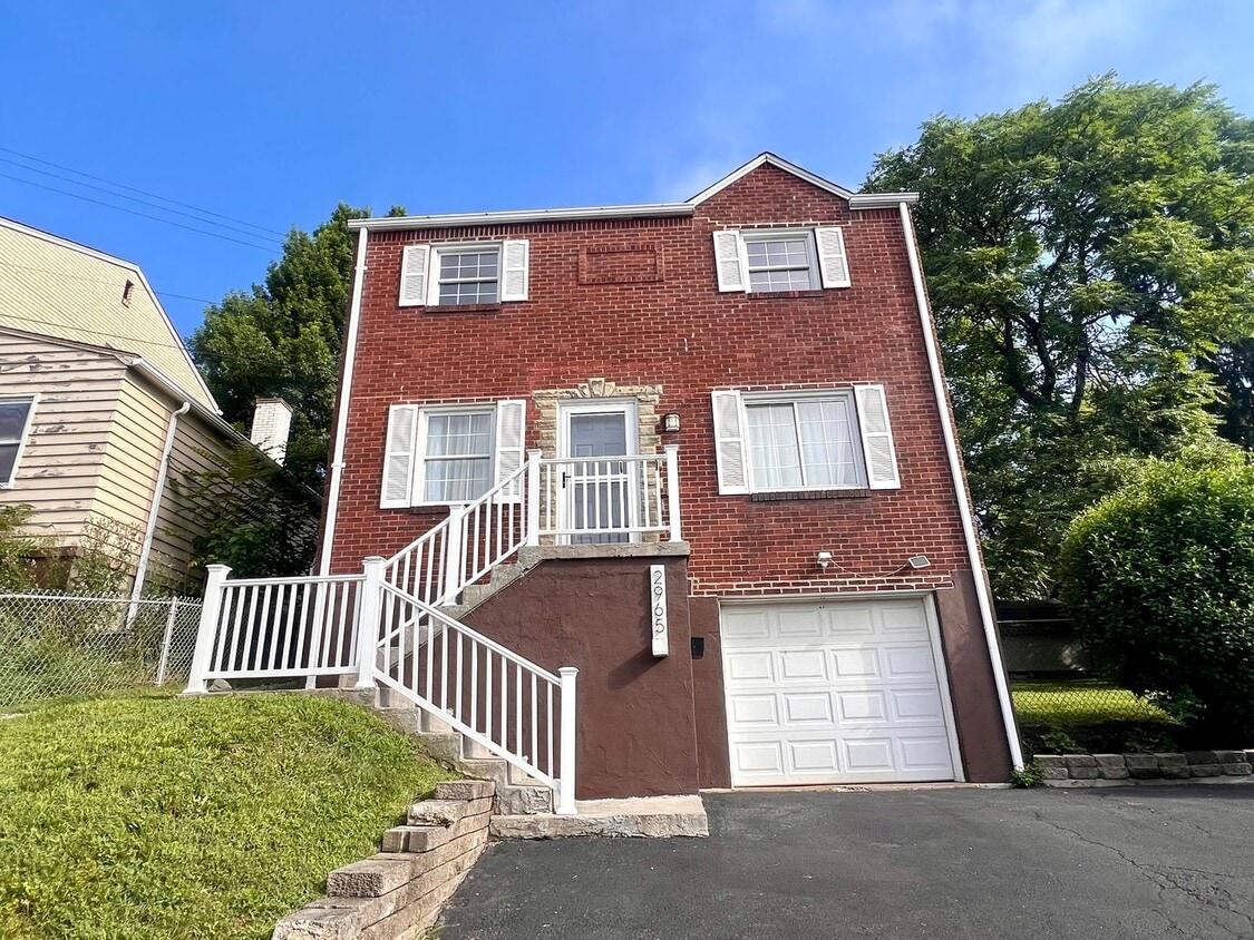 Primary Photo - Brentwood - Stunning 3 Bedroom 2 Bathroom ...
