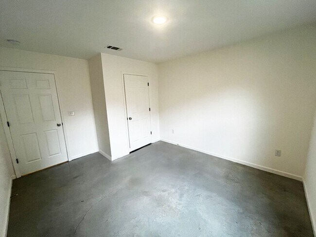 Foto del edificio - 246 Skylane Dr