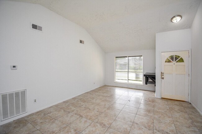 Foto del edificio - 16330 Meadowbrook Farm Rd