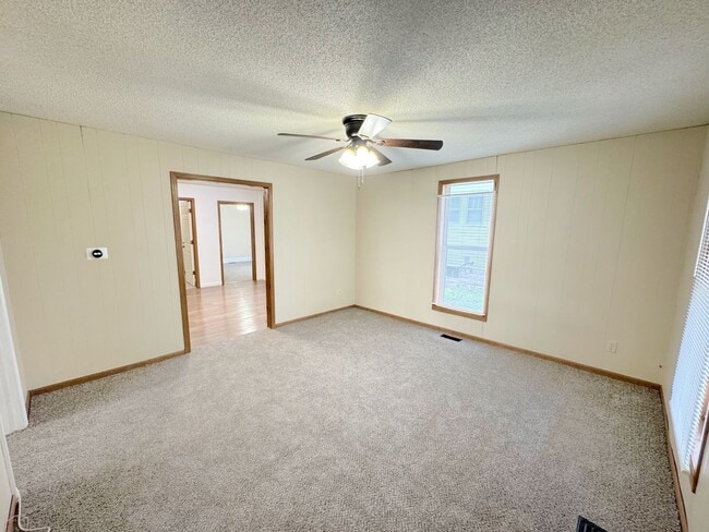 Building Photo - short term lease available