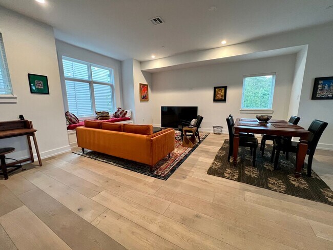 Foto del edificio - Gorgeous 3 Bedroom/3-Bathroom Townhouse wi...