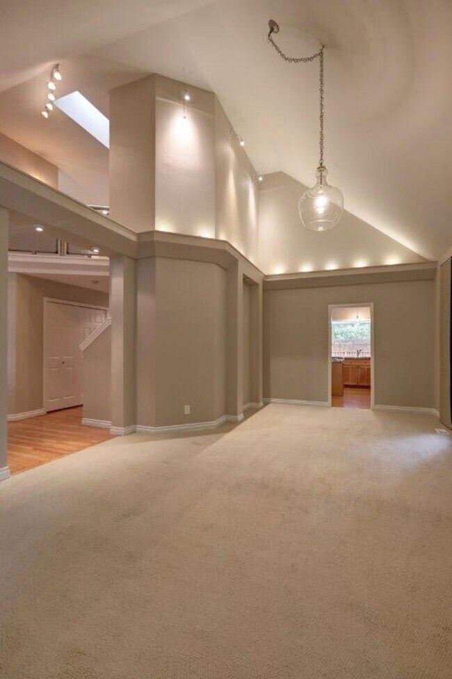 Foto del edificio - Beautifully Remodeled Home with Gourmet Kitchen & Fenced Yard in Klahanie