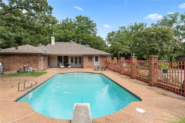 Foto del edificio - 3339 Greentree Cir