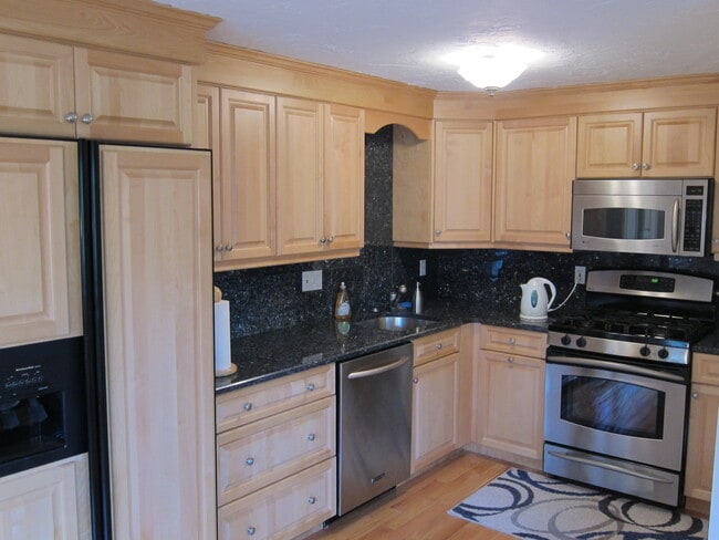 Building Photo - 10 Treetop Park