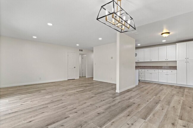 Foto del edificio - Beautiful Updated Santa Clarita Home | Large Backyard | Attached 2-Car Garage