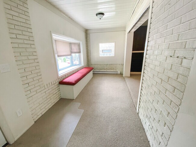 Building Photo - 561 Shelbourne Ave