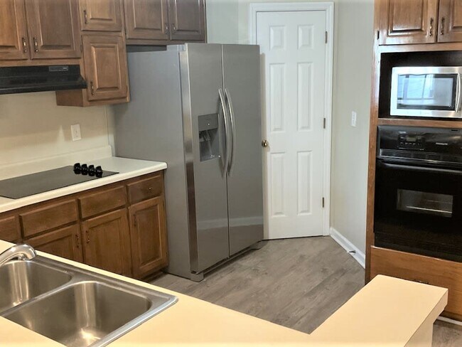Building Photo - 135 Springwater Chase