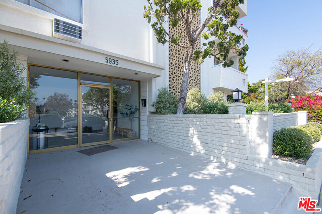 Building Photo - 5935 Chula Vista Way