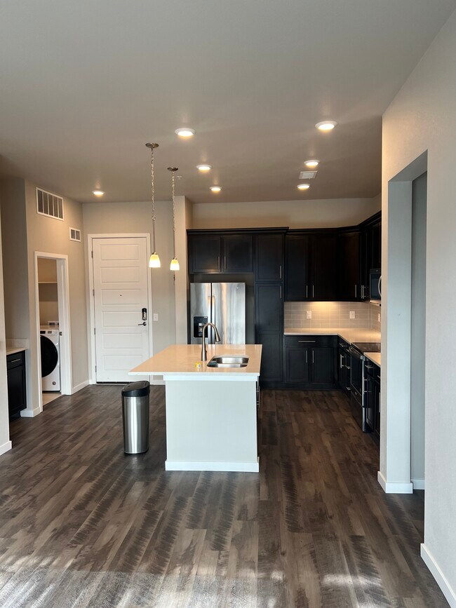 Cocina - 420 E Fremont Pl