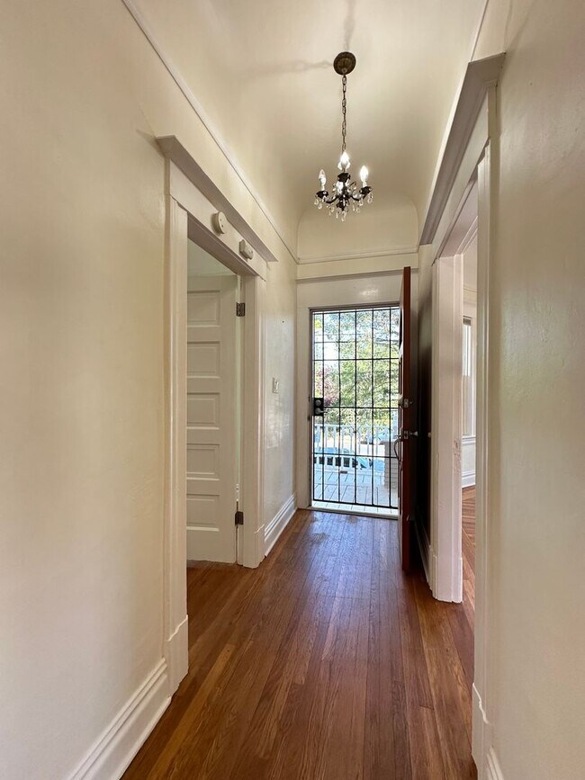 Foto del edificio - Upstairs 2 Bedroom - Near UCD Med Center