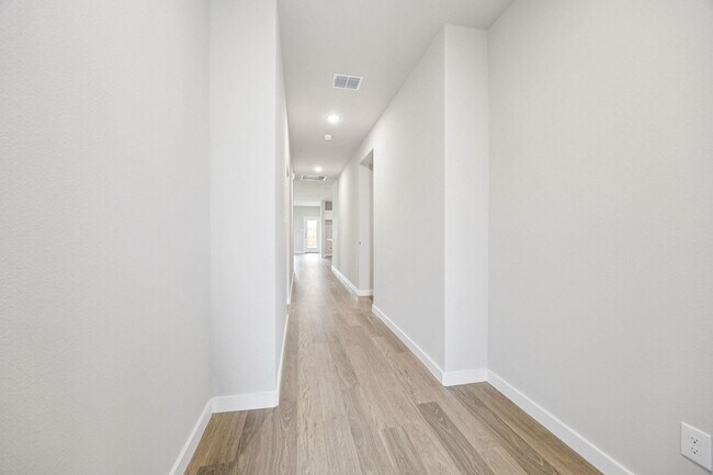 Foto del edificio - 523 Whispering Winds Trl