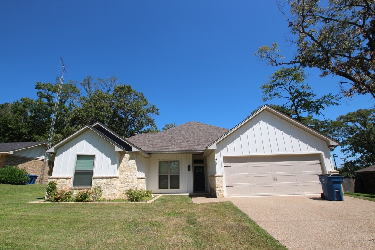 Foto principal - Beautiful 4 Bedroom Home Coming Soon in Bu...