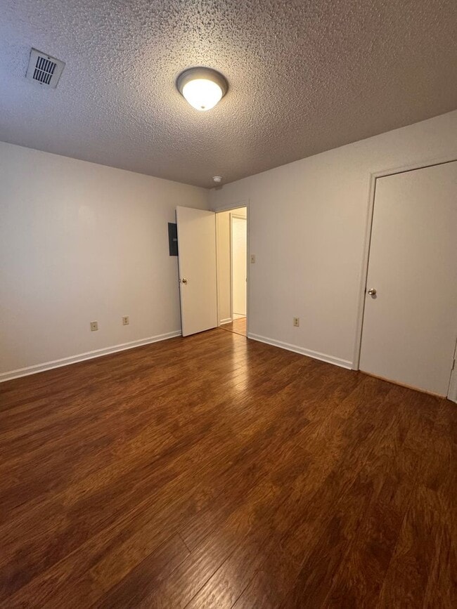 Building Photo - Top Floor Apartment for Rent in Bridgewater