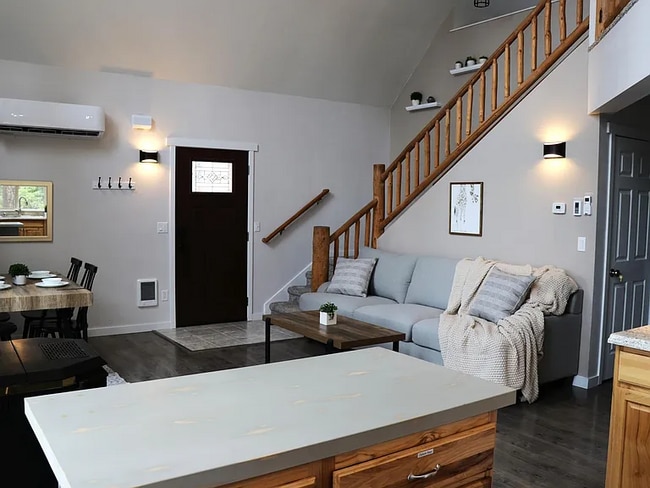 Foto del edificio - 230 Tamarack Woods Dr