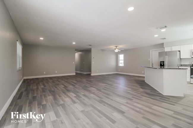 Building Photo - 550 Meadowvale Dr