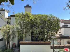 Building Photo - 1546 Palisades Dr