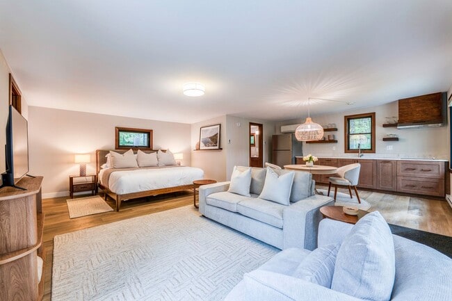 Foto del edificio - 1241 Birchmont Beach Rd NE