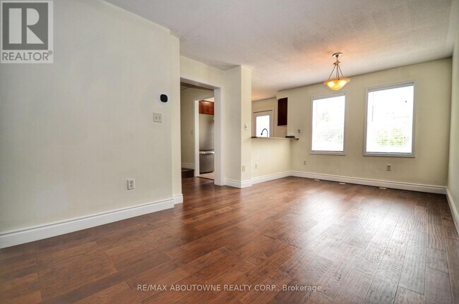 Building Photo - 3057 Dewridge Ave