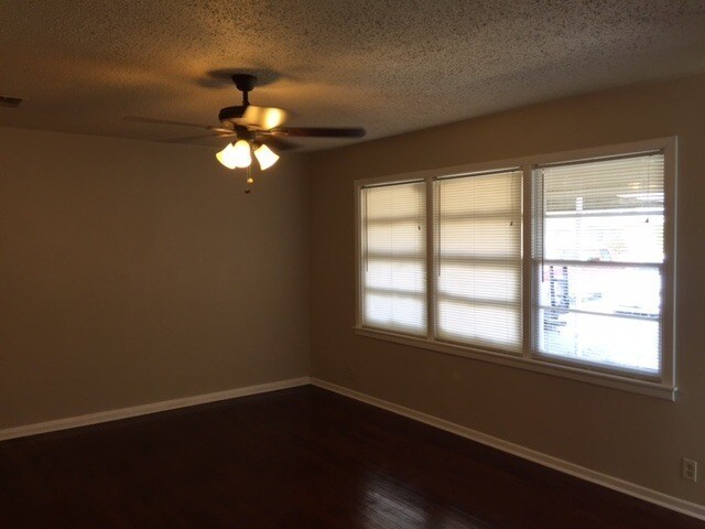 Foto del edificio - PRE-LEASING FOR AUGUST! Cute Cute Cute!! L...