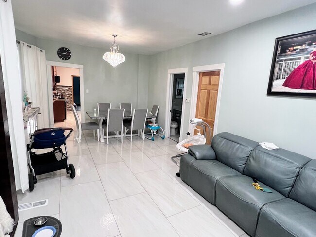 Foto del edificio - 2936 N Dawson Ave