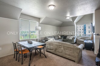 Building Photo - 892 E 700 N