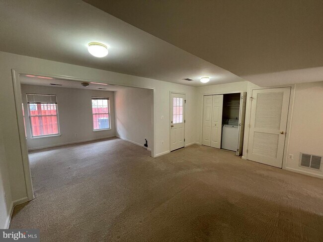 Building Photo - 2555 Thorncroft Pl
