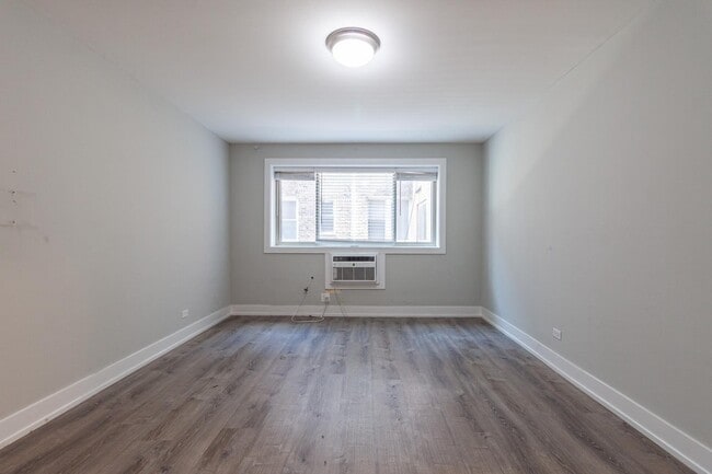 Building Photo - 530 W Surf St