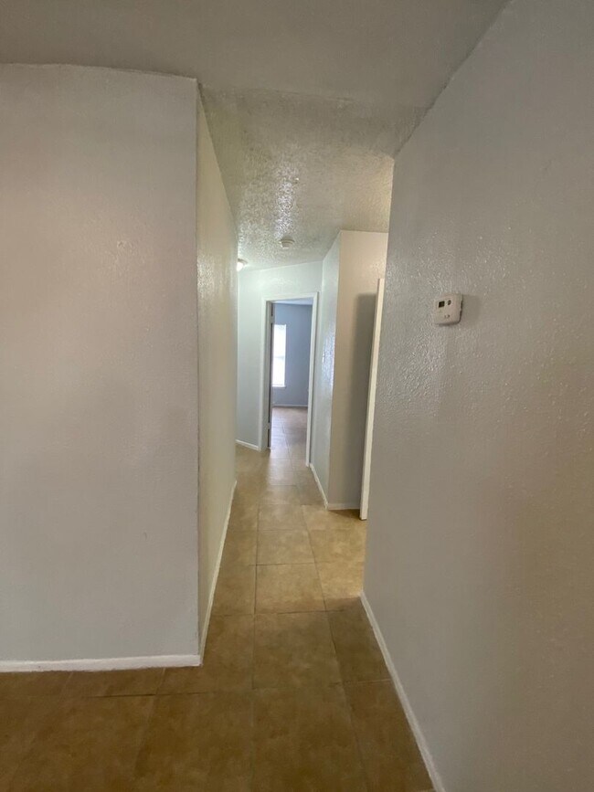 Building Photo - Comfortable 2BR/1BA- Home Available Now!