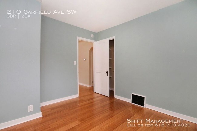 Foto del edificio - 210 Garfield Ave SW