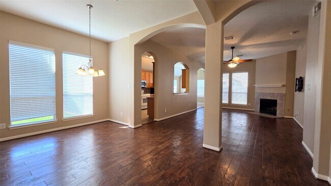 Foto del edificio - 8807 Rolling Rapids Rd