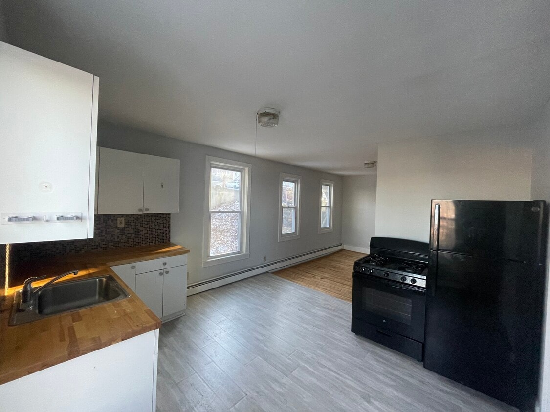 93 Bellevue Ave Unit 2, Haverhill, MA 01832 Condo for Rent in