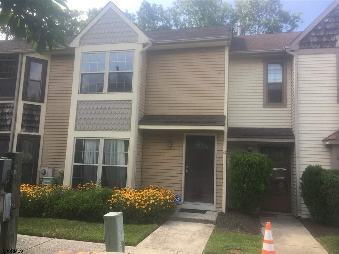 Primary Photo - 15 Cambridge Townhouse Dr