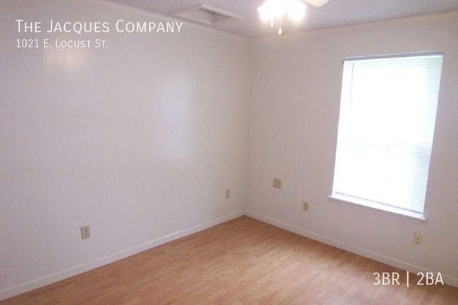 Building Photo - 1021 E Locust St