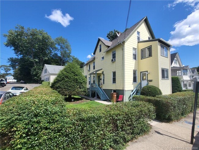 Building Photo - 21 Oak Ave