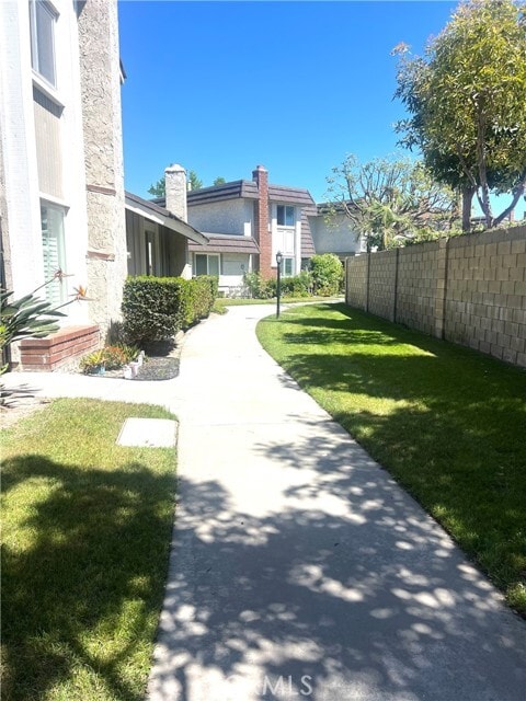 Foto del edificio - 5052 Hampton Ct